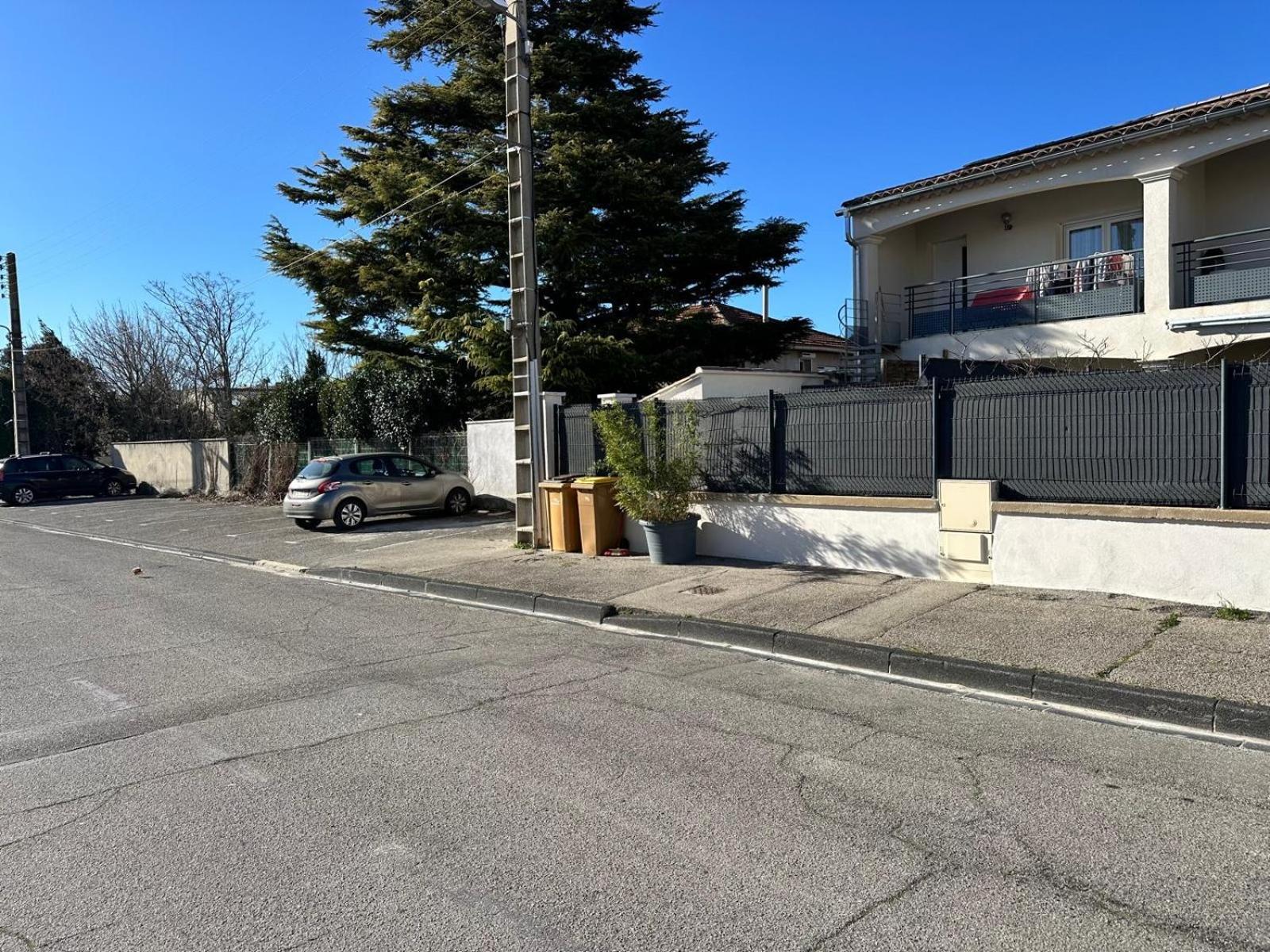 Appartement T2 Avec Terrasse Et Cour Cavaillon Exteriér fotografie