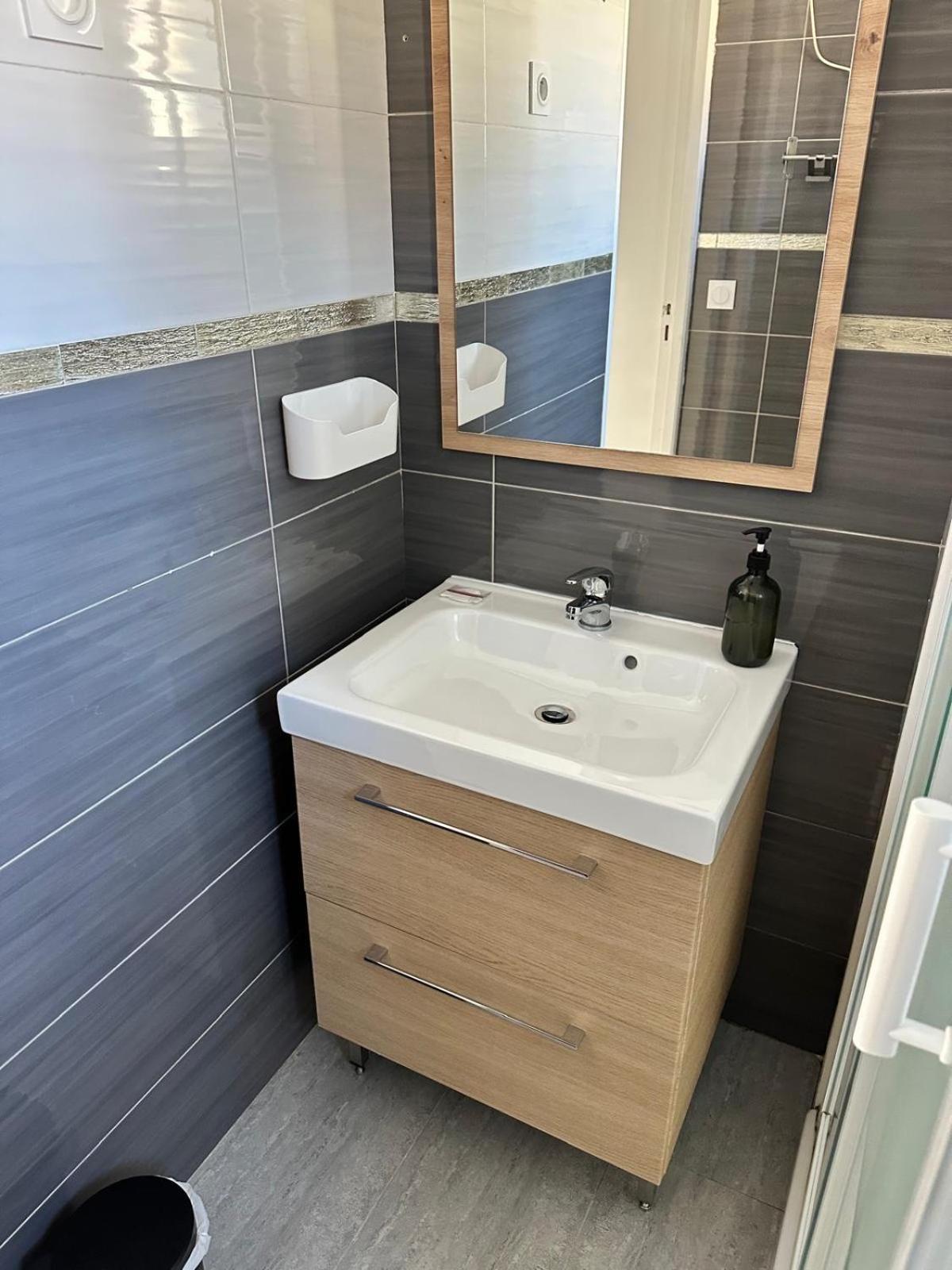 Appartement T2 Avec Terrasse Et Cour Cavaillon Exteriér fotografie
