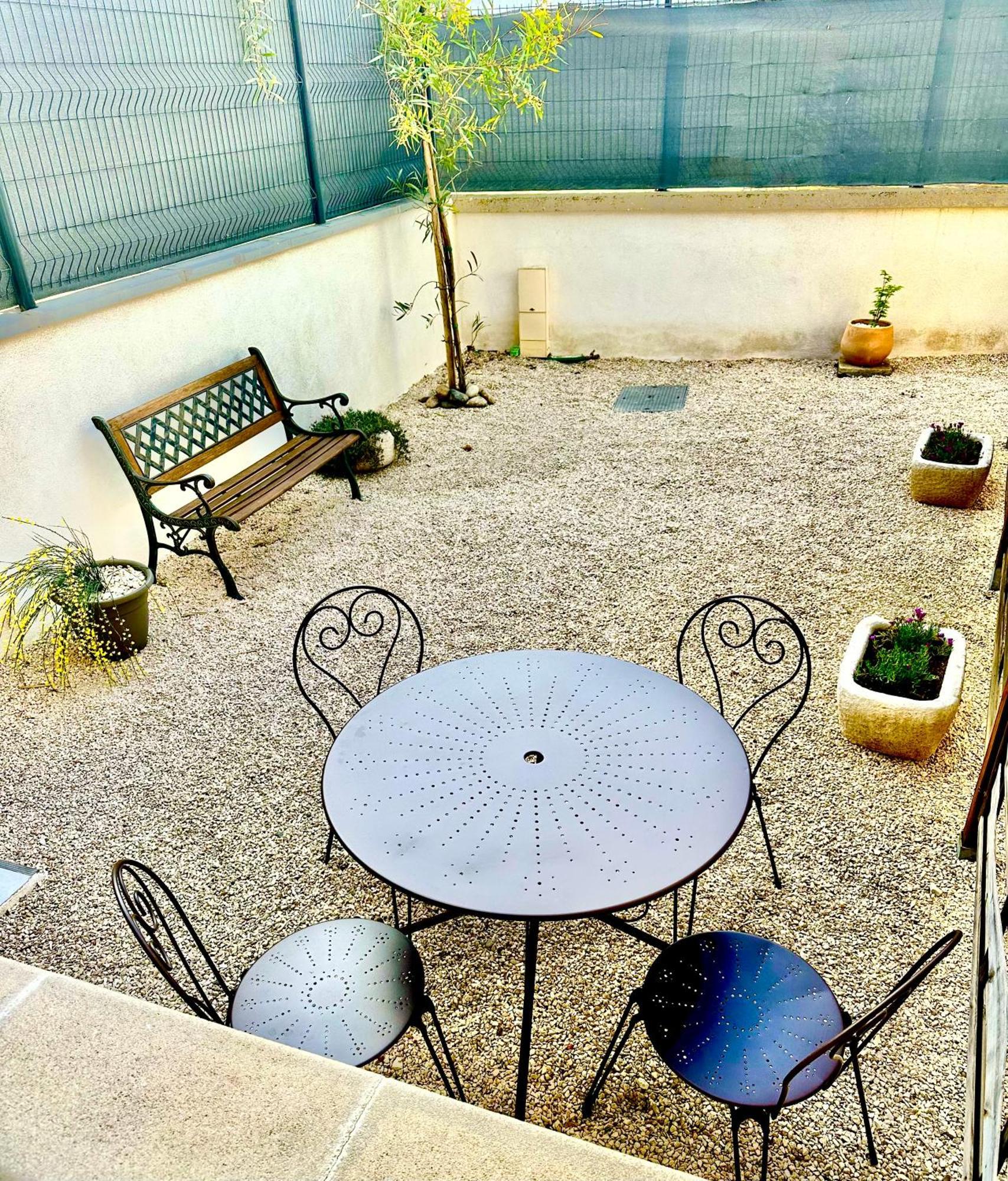 Appartement T2 Avec Terrasse Et Cour Cavaillon Exteriér fotografie
